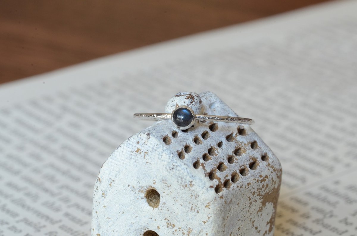 画像4: 銀色のもっと小さな物語〜ブラックラブラドライト〜 (4)