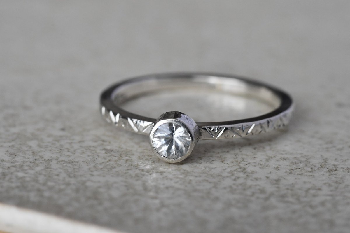 画像1: 月佳〜ホワイトジルコン〜 (1)